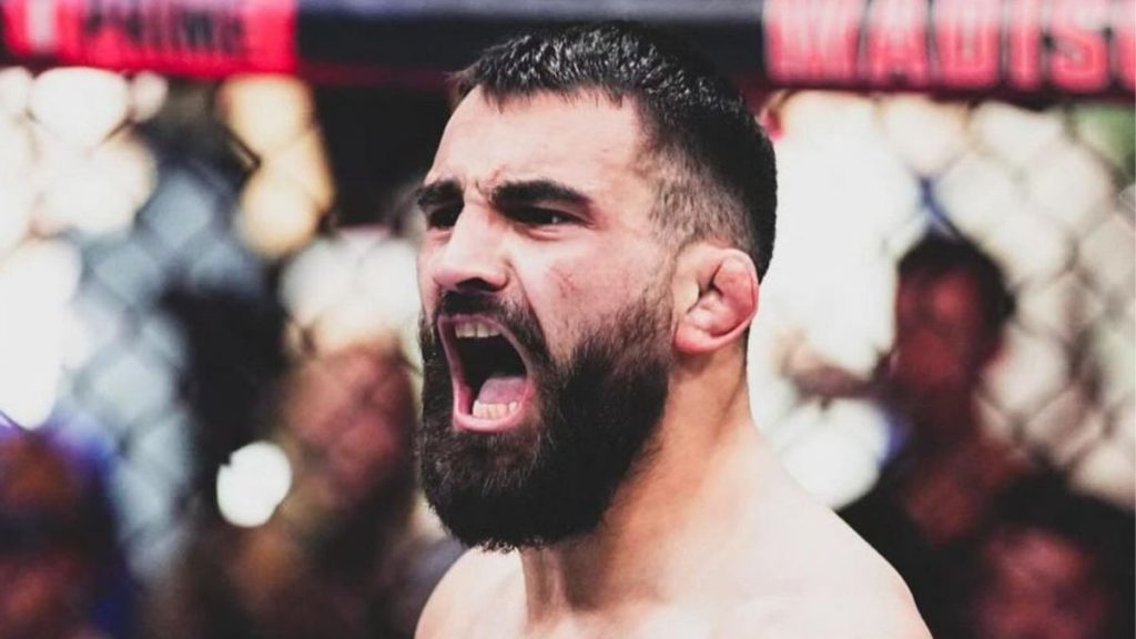 La star montante du MMA, Benoît Saint Denis, souhaite briller lors de son affrontement face à Dustin Poirier qui aura lieu ce 9 mars lors de l'UFC 299. Il n'est pas prêt de se limiter à ce combat, car il aspire à dominer sa catégorie.