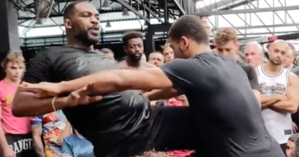 Jon Jones enseigne une technique redoutable qui a coupé le souffle de Daniel Cormier à l'UFC