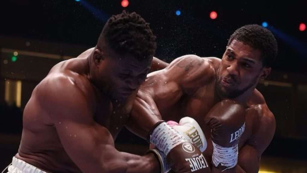 Anthony Joshua a battu Francis Ngannou par KO lors de leur affrontement de ce week-end. Un résultat qui a retenti dans le monde plaçant 'AJ' sur un nouveau piédestal comparé aux autres boxeurs, selon Eddie Hearn.