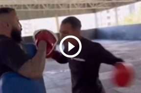 Charles-Oliveira-aiguise-ses-armes-pour-faire-face-à-Arman-Tsarukyan-lors-de-UFC-300