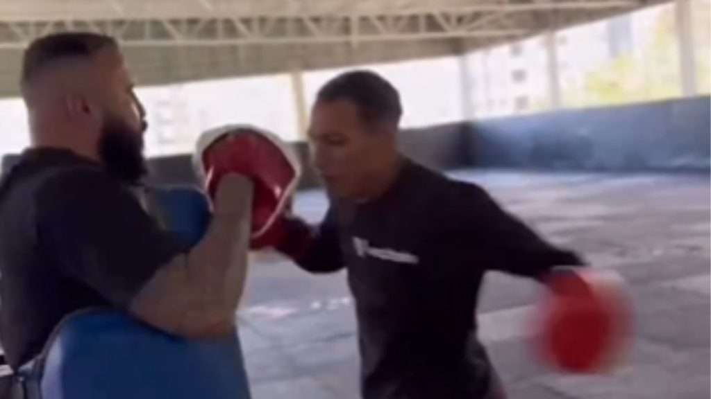 Samedi 13 avril, Charles Oliveira affrontera Arman Tsarukyan dans l'octogone lors de l'événement historique de l'UFC 300. L'ancien champion des poids légers partage des vidéos d'entraînement, montrant qu'il prend très au sérieux le jeune et talentueux combattant arménien.