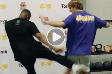 Jon-Jones-low-kick-UFC-MMA-Vid&eacute;o