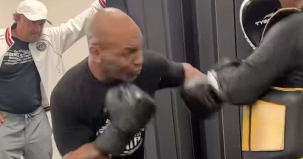 Mike Tyson s'entraîne pour son prochain combat, il est ultra agressif
