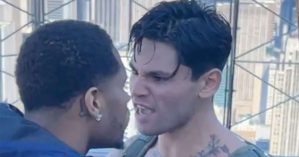 Devin Haney pousse violemment Ryan Garcia lors de leur face à face avant le match de boxe de samedi