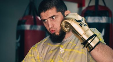 Islam-Makhachev-adversaire-&agrave;-&eacute;viter-UFC-300-Daniel-Cormier-MMA