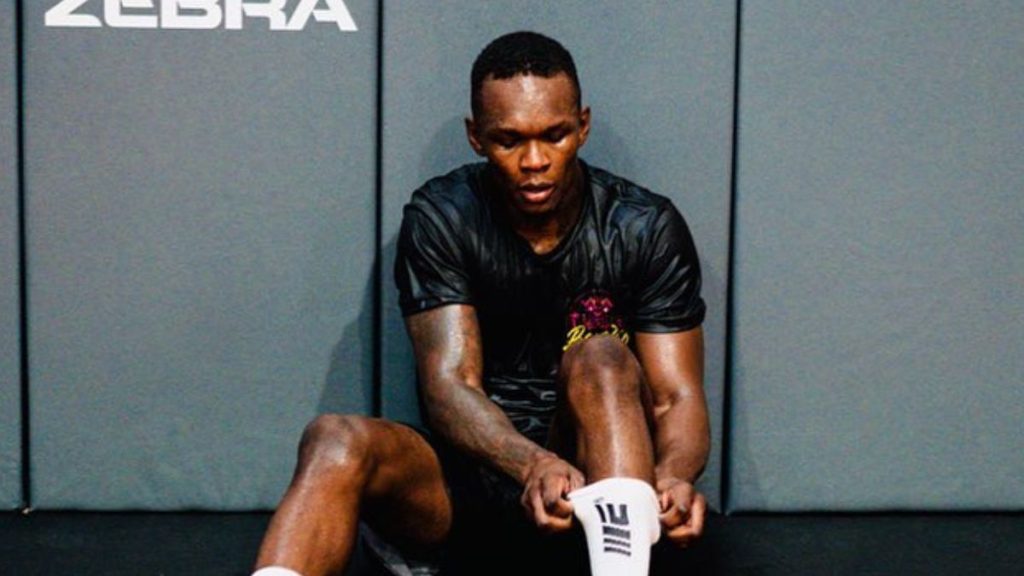 Israel Adesanya pourrait faire son retour. Le roi des poids moyens, Dricus du Plessis, semble avoir accepté une éventuelle défense de titre pour l'UFC 305 contre la vedette du City Kickboxing.