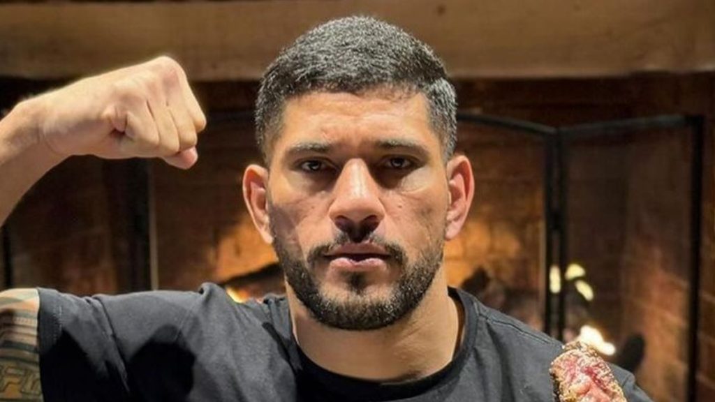 Le champion des light heavyweights, Alex Pereira, sera en tête d'affiche de l'UFC 300 ce samedi 13 avril. Il affrontera l'ancien détenteur du titre, Jamahal Hill, qu'il estime moins redoutable que son précédent adversaire.