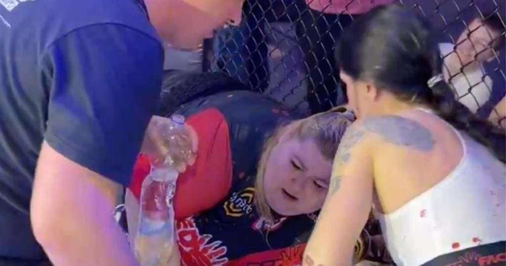 Une combattante de MMA se met KO elle-même en tombant contre la cage