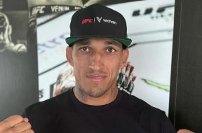 Tous-ceux-qui-jouent-avec-lui-se-font-avoir-Charles-Oliveira-donne-son-pronostic-pour-le-main-event-de-UFC-300