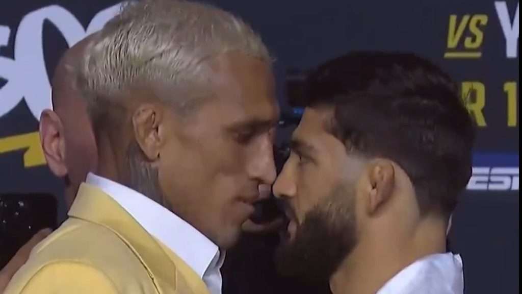 Charles Oliveira et Arman Tsarukyan s'affronteront dans l'octogone de l'UFC 300 ce samedi 13 avril. Les deux combattants se sont rencontrés lors de la conférence de presse et l'ambiance était très intense notamment lors du face-à-face.