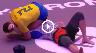 Un-combattant-de-l-UFC-ne-tape-pas-et-se-fait-endormir-par-Jones