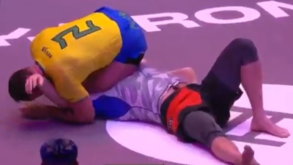 Lors du Karate Combat 45 de ce 20 avril, Craig Jones a continué son ascension. L'as du grappling a étranglé à deux reprises Rinat Fakhretdinov, un combattant de l'UFC, et l'a fait dormir au milieu de l'arène.