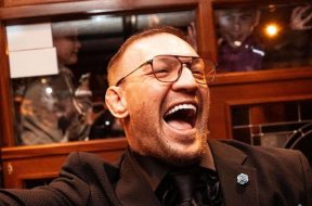 Une-petite-tête-chauve-de-Malteser-Conor-McGregor-incendie-Khabib-Usman-Volkanovski