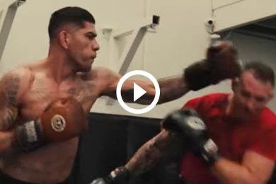 Alex-Pereira-d&eacute;truit-un-boxeur-poids-lourd-lors-d-un-sparring-tr&egrave;s-chaud