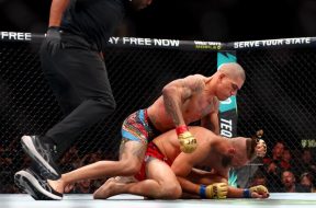 ufc_le_ko_completement_fou_dalex_pereira_sur_jiri_prochazka_qui_narrive_pas_a_reprendre_ses_esprits_video_668124a7b0c65_0
