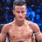 Saifon Rattanaphanu, un célèbre combattant de Muay Thai, est actuellement au centre d'une chasse à l'homme en Thaïlande. Le boxeur, connu sous le nom de Haseng Wahani, aurait tué son père la nuit dernière, et se serait échappé.