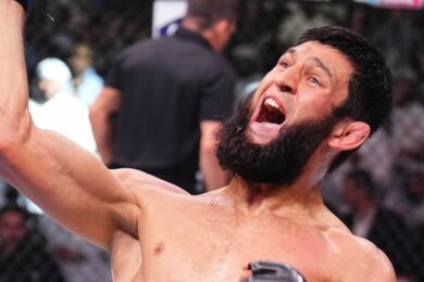 Joe-Rogan-r&eacute;agit-&agrave;-la-victoire-de-Khamzat-Chimaev-sur-Robert-Whittaker-lors-de-l-UFC-308