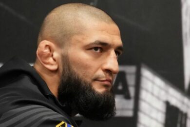 Khamzat-Chimaev-a-envoy&eacute;-cet-ancien-champion-de-l-UFC-au-tapis