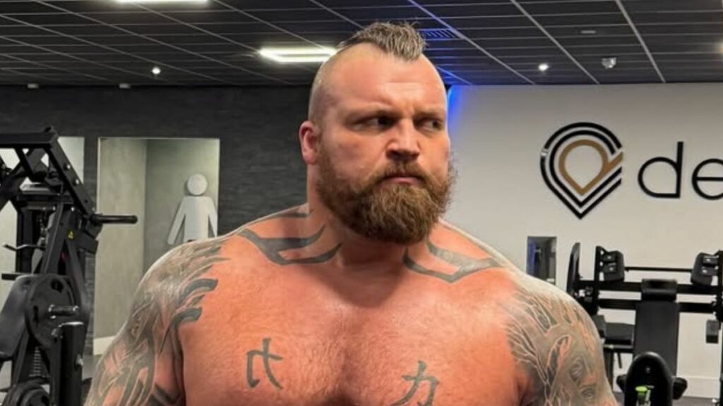 Eddie Hall fera ses débuts officiels en MMA ce samedi soir, et l’ancien homme le plus fort du monde a profondément transformé son physique pour l’occasion.