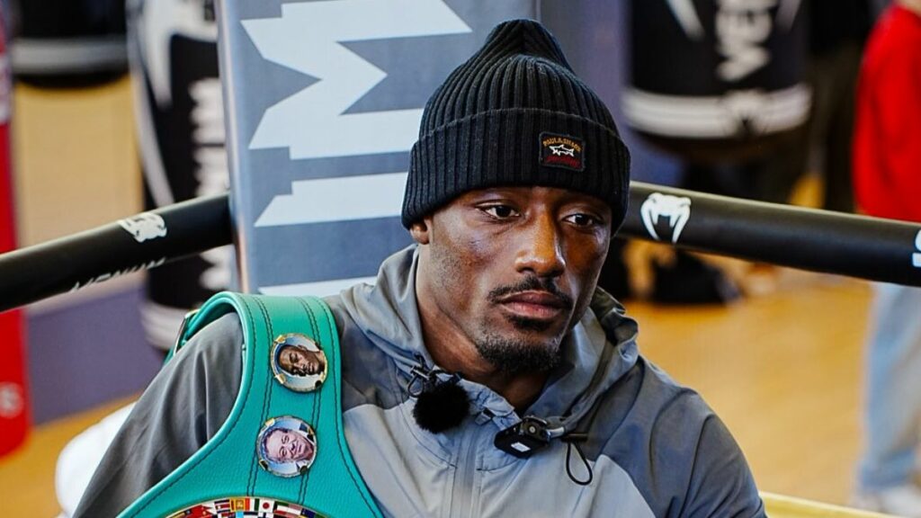 Bakary Samaké, seulement âgé de 21 ans et déjà champion WBC Silver des super-welters, est en pleine ascension fulgurante, comme en témoigne son classement au sein de la fédération.