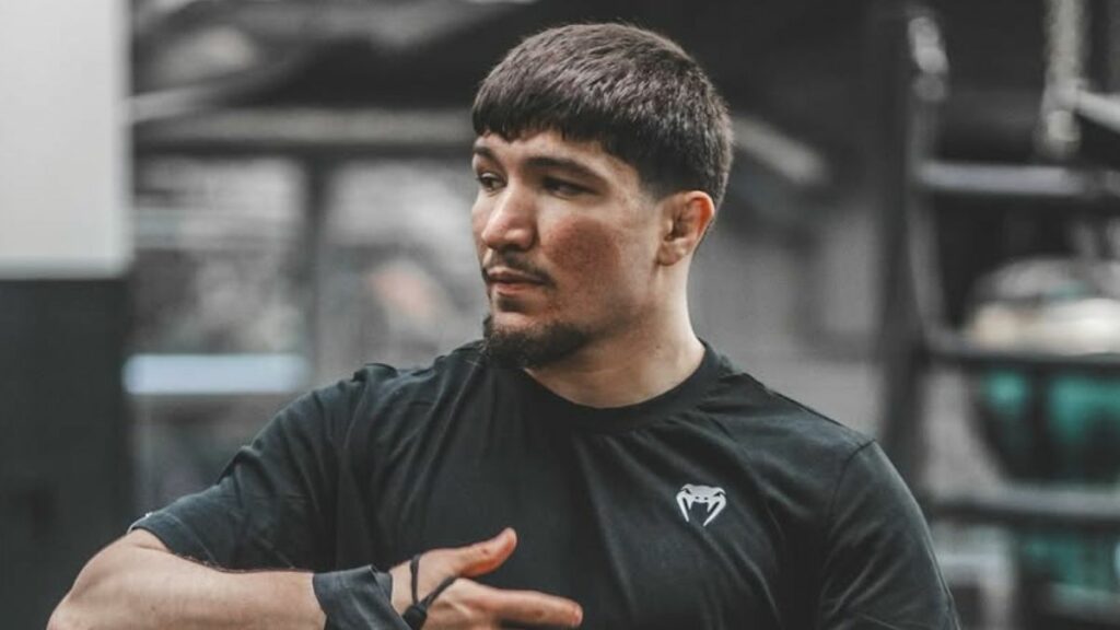 Ce vendredi 16 mai, Baki fera son retour dans la cage pour le main event, avec à la clé la ceinture vacante de l’ARES, qui se jouera face à Thiago Lima. Le jeune combattant a d’ailleurs livré son analyse de son adversaire.