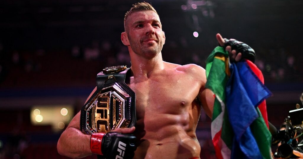 https://www.actumma.com/wp-content/uploads/2025/05/Du-Plessis-UFC-1024x538.jpg
