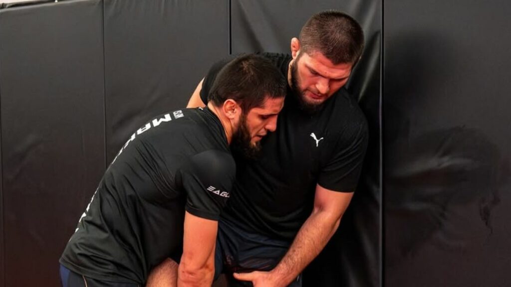 Islam Makhachev est perçu comme l’héritier de Khabib Nurmagomedov à l’UFC, depuis la retraite de ce dernier. Bien que Makhachev ait imposé sa suprématie, son style de combat est différent de celui de Khabib.