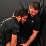 Islam Makhachev est perçu comme l’héritier de Khabib Nurmagomedov à l’UFC, depuis la retraite de ce dernier. Bien que Makhachev ait imposé sa suprématie, son style de combat est différent de celui de Khabib.