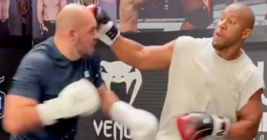 Ciryl Gane fait un sparring avec le poids lourd du Glory Sofian Laïdounii, ils s'envoient des bombes