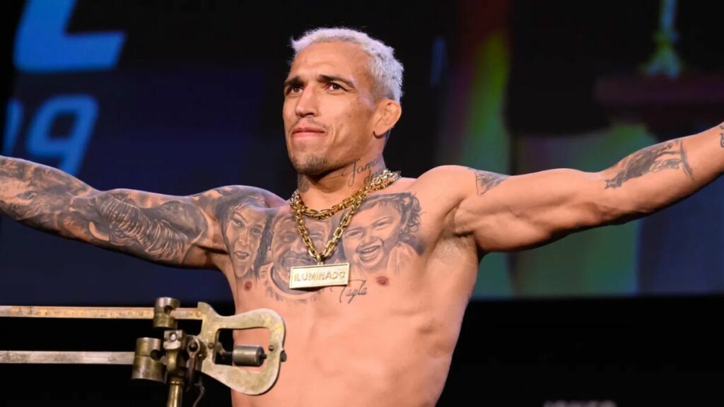 Après sa défaite contre Ilia Topuria lors du main event de l'UFC 317, Charles Oliveira a été conseillé par Renato Moicano avant de reprendre la route de la cage.