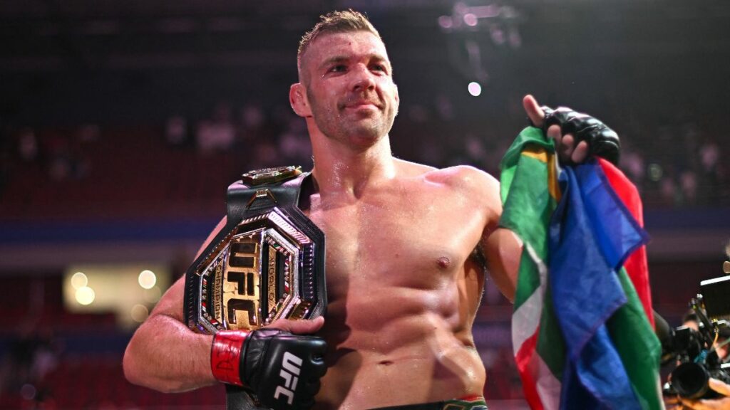 Michael Bisping, ancien champion de l'UFC, conseille une stratégie au champion des poids moyens Dricus Du Plessis pour faire tomber l’invincible Khamzat Chimaev lors de leur combat à l’UFC 319.