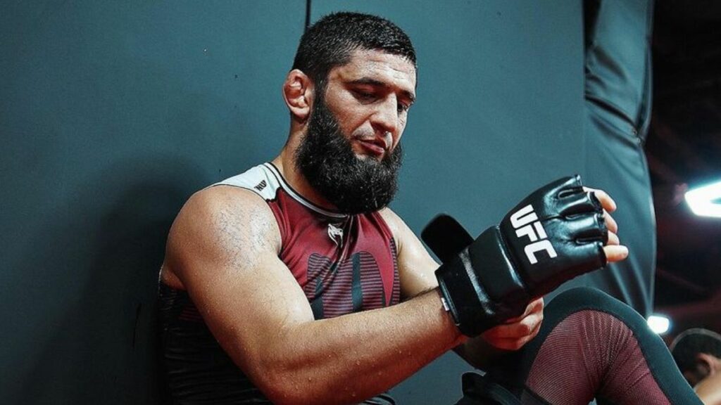 Khamzat Chimaev mis au sol par un gros lutteur en sparring