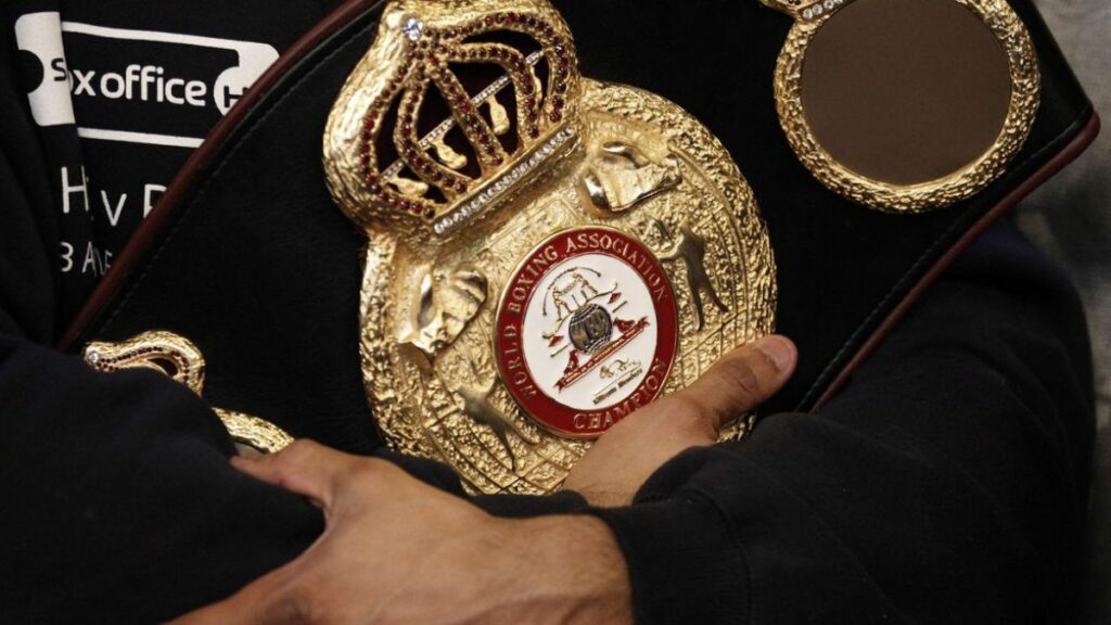 Le boxeur français Soufiane Oumiha va faire son retour sur le ring, et pas pour n’importe quel combat. Ce dernier tentera de décrocher le titre WBA Gold des poids légers, le 8 août en Libye, face à un adversaire coriace.