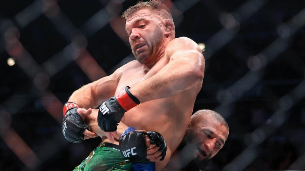Daniel Cormier déçu de la défaite de Dricus du Plessis face à Khamzat Chimaev