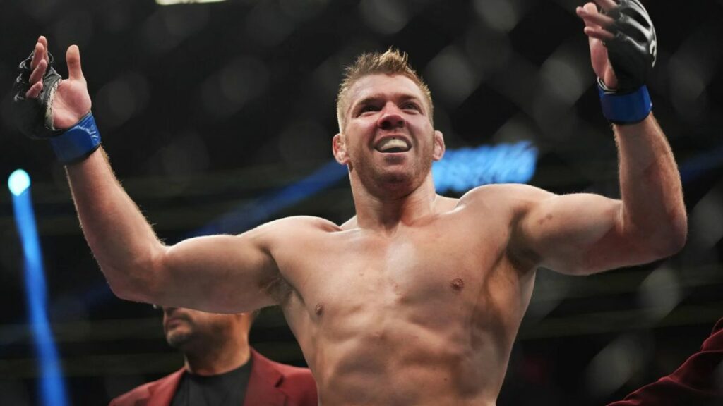 Avant de pouvoir affronter Khamzat Chimaev lors de l’UFC 319 le 17 août, Dricus du Plessis, champion des poids moyens, va devoir perdre beaucoup de poids.