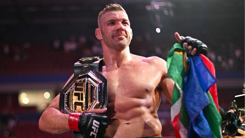 Dricus du Plessis va mettre en jeu son titre des poids moyens face à Khamzat Chimaev lors de l'UFC 319, ce 16 août. Le Sud-Africain est très confiant concernant sa victoire et connaît son arme ultime.