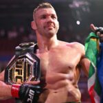 Dricus du Plessis va mettre en jeu son titre des poids moyens face à Khamzat Chimaev lors de l'UFC 319, ce 16 août. Le Sud-Africain est très confiant concernant sa victoire et connaît son arme ultime.