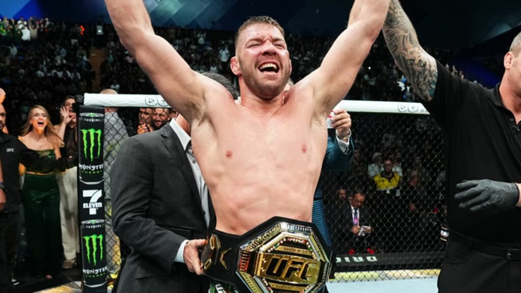 Dricus du Plessis défendra bientôt son titre UFC pour la troisième fois consécutive lorsqu’il affrontera Khamzat Chimaev, et s’il réussit ce test, des défis encore plus importants pourraient l’attendre.