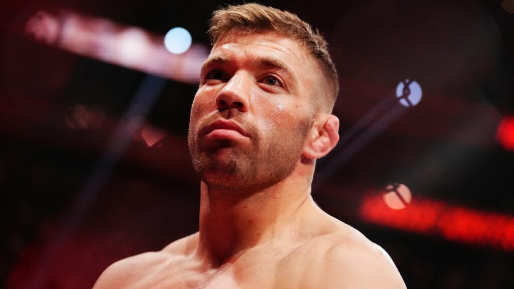 Dricus Du Plessis défendra sa ceinture des poids moyens face à Khamzat Chimaev le 16 août, lors du main event de l’UFC 319 à Chicago. C'est un duel à fort enjeu qui pourrait générer de la pression.