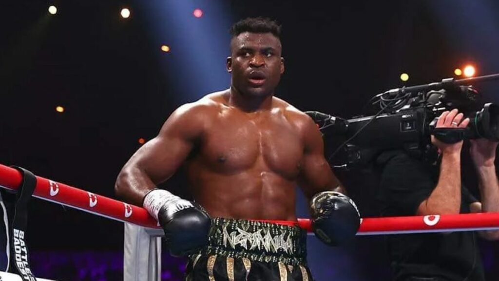 Francis Ngannou, qui n’a pas combattu depuis octobre 2024, pourrait très bientôt faire son retour, mais pas dans la cage… Et contre un gros client.