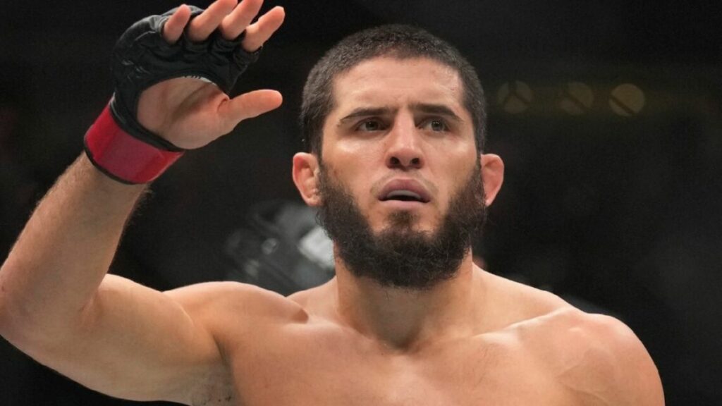 Daniel Cormier estime qu’Islam Makhachev est l’un des stars montantes de l’UFC, un grand talent qui pourrait faire franchir un cap à certains combattants.