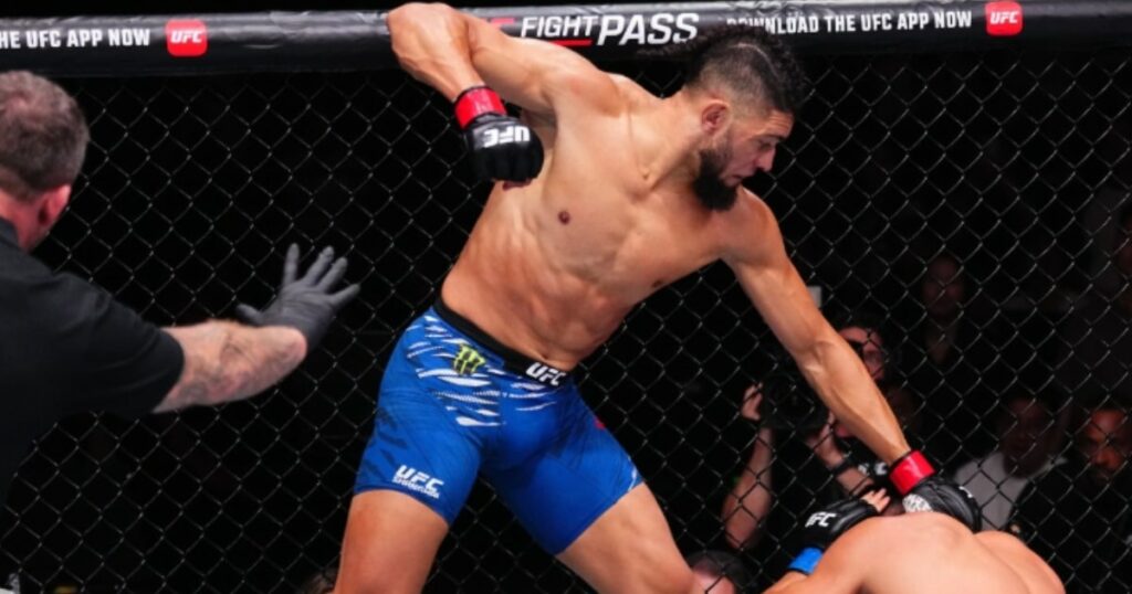Johnny Walker réagit avec émotion après sa victoire à l'UFC Shanghai