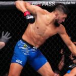 Johnny Walker réagit avec émotion après sa victoire à l'UFC Shanghai