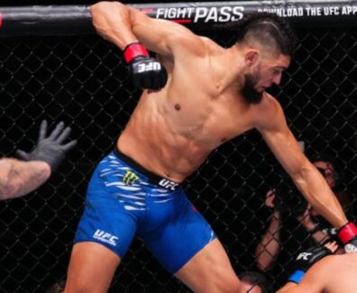 Johnny-Walker-réagit-avec-émotion-après-sa-victoire-à-l’UFC-Shanghai