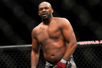 Jon-Jones-esquive-Aspinall