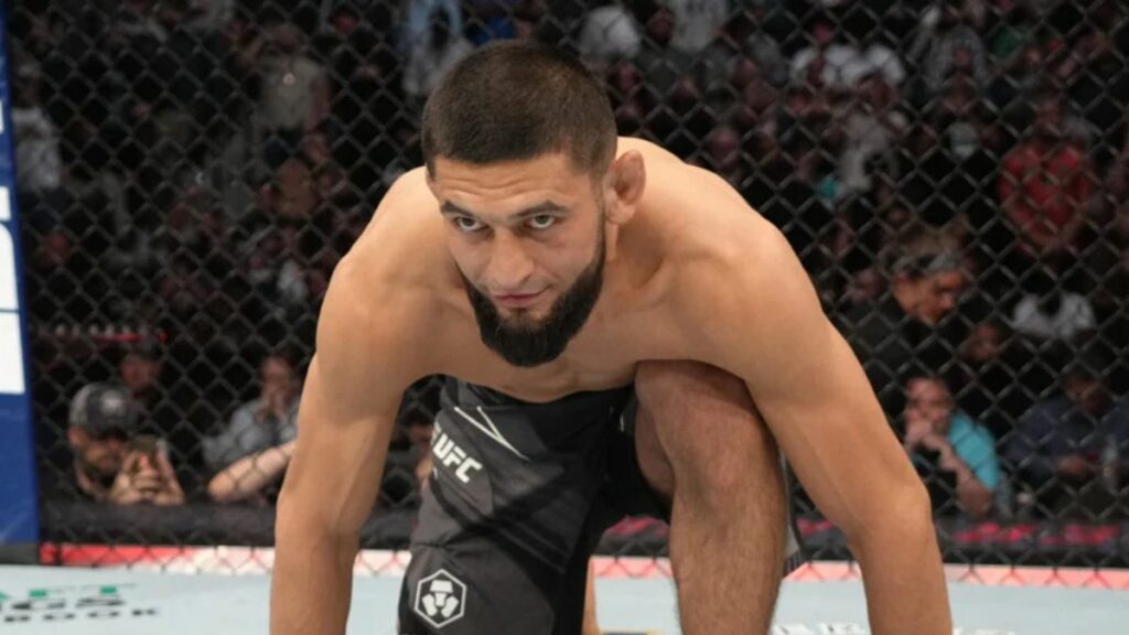 Sacré champion lors de la soirée du 16 au 17 août à l’UFC 319 en battant Dricus du Plessis, Khamzat Chimaev ne lésine pas et veut déjà revenir dans la cage.