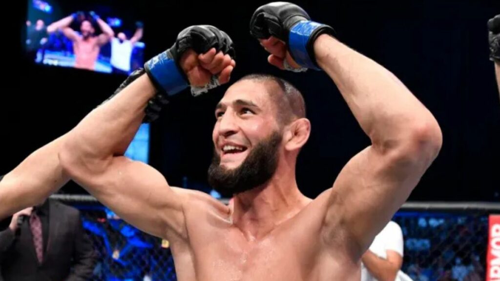 Khamzat Chimaev va défier Dricus Du Plessis le 16 août pour le titre des poids moyens de l’UFC. 'Borz' semble plus que confiant pour ce duel et se dit prêt à toute éventualité.