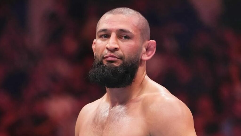 À l’UFC 319, Khamzat Chimaev a dominé Dricus du Plessis, avouant même avoir échangé quelques mots avec son camp en plein combat.