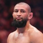 À l’UFC 319, Khamzat Chimaev a dominé Dricus du Plessis, avouant même avoir échangé quelques mots avec son camp en plein combat.