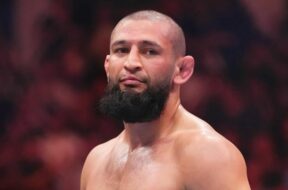 Khamzat-Chimaev-révèle-ce-qu-il-a-dit-à-Dricus-du-Plessis-et-à-son-coach-pendant-leur-combat